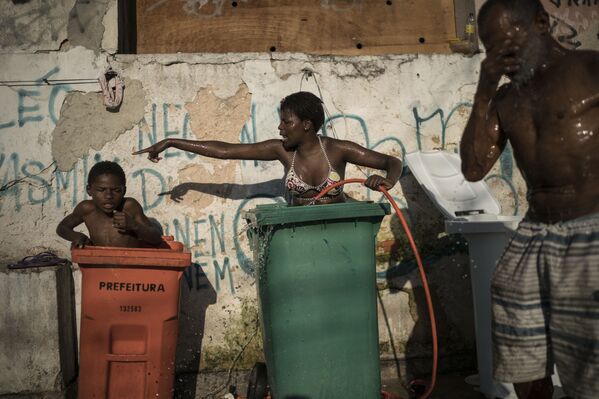 Các phụ nữ và trẻ em rửa ráy trong thùng rác, Rio de Janeiro, Brazil - Sputnik Việt Nam