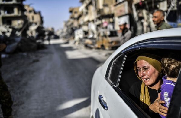 Người  phụ nữ trở về Raqqa của Syria - Sputnik Việt Nam