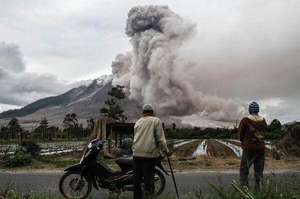 Cư dân địa phương theo dõi núi lửa Sinaburg phun khói ở Sumatra - Sputnik Việt Nam