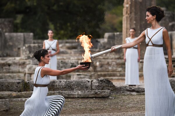 Nữ nghệ sĩ Katerina Lechou với màn diễn trong nghi lễ thắp sáng ngọn lửa Olympic của Thế vận hội Mùa đông XXIII tại Đền Hera ở Olympia - Sputnik Việt Nam