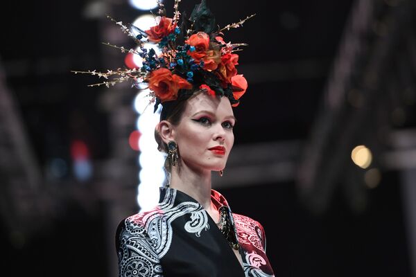 Người mẫu diện trang phục trong bộ sưu tập của nhà thiết kế Slava Zaitsev trong khuôn khổ Tuần lễ thời trang Mercedes-Benz Fashion Russia tại Matxcơva - Sputnik Việt Nam
