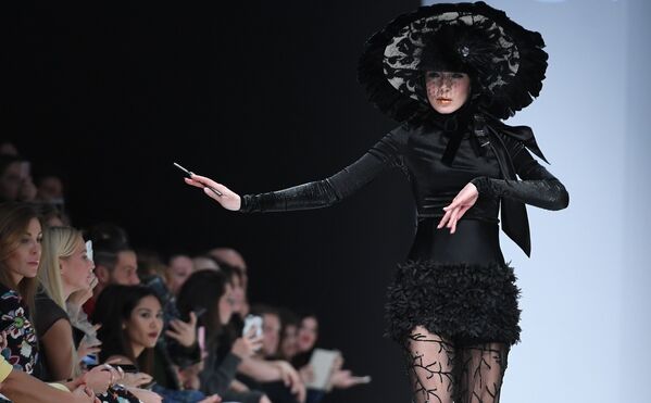 Người mẫu trình diễn trang phục trong bộ sưu tập mới của nhà thiết kế Igor Gulyaev - Sputnik Việt Nam