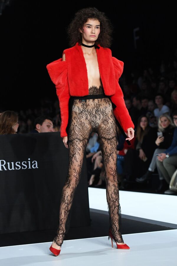 Người mẫu trình diễn trang phục trong bộ sưu tập mới của nhà thiết kế Gala Borzova. - Sputnik Việt Nam