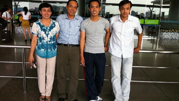 Ông Phạm Bá Tùng (người đứng ngoài cùng bên phải) chụp ảnh cùng gia đình - Sputnik Việt Nam