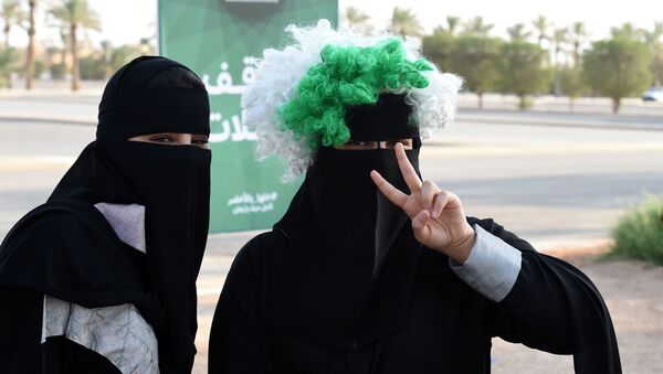 Саудовские женщины перед посещением стадиона в Эр-Рияде, Саудовская Аравия - Sputnik Việt Nam