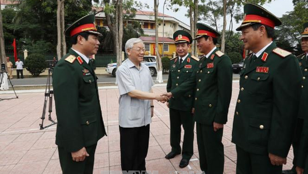 Tổng bí thư Nguyễn Phú Trọng với cán bộ, chỉ huy Bộ Tư lệnh Quân khu 4 - Sputnik Việt Nam