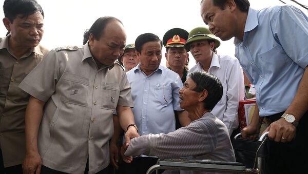 Thủ tướng thăm hỏi, động viên người dân bị thiệt hại do bão số 10 vào tháng 9 vừa qua tại Hà Tĩnh - Sputnik Việt Nam