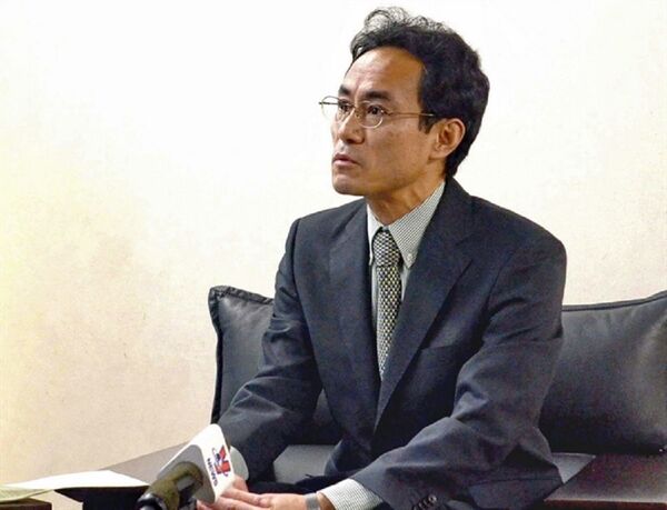 Phó Cục trưởng Cục các vấn đề kinh tế thuộc Bộ Ngoại giao Tsutomu Koizumi, Trưởng đoàn Nhật Bản tại Hội nghị quan chức cấp cao APEC lần thứ nhất trả lời phỏng vấn phóng viên TTXVN tại Nhật Bản. Phó Cục trưởng Cục các vấn đề kinh tế thuộc Bộ Ngoại giao Tsutomu Koizumi, Trưởng đoàn Nhật Bản tại Hội nghị quan chức cấp cao APEC lần thứ nhất trả lời phỏng vấn phóng viên TTXVN tại Nhật Bản. - Sputnik Việt Nam