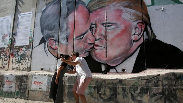 Trump và Netanyahu hôn nhau trên biên giới Israel và Palestine - Sputnik Việt Nam