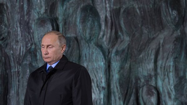 Tổng thống Vladimir Putin tham gia  lễ khai trương đài tưởng niệm Bức tường đau thương trên đại lộ Viện sỹ Sakharov. - Sputnik Việt Nam