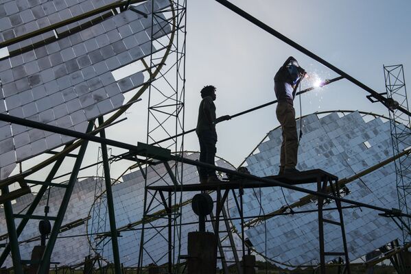 Tác phẩm Phi châu đổi thay 3(Changing Africa 3) của nhiếp ảnh gia Joerg Boethling được thực hiện tại thành phố thuộc Burkina Faso, nơi có hệ thống gương parabol dùng tích hợp năng lượng cho công việc của nhà máy xay xát lúa gạo. - Sputnik Việt Nam