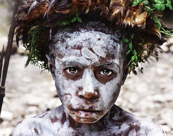 Bức ảnh “Cậu bé Dani” (Dani boy) của nhiếp ảnh gia Magdalena Zelewska được chụp ở tỉnh Papua của Indonesia. - Sputnik Việt Nam