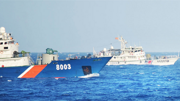 Tàu cảnh sát biển 8003 (bên trái) đang hoạt động chấp pháp tại vùng biển Hoàng Sa. - Sputnik Việt Nam