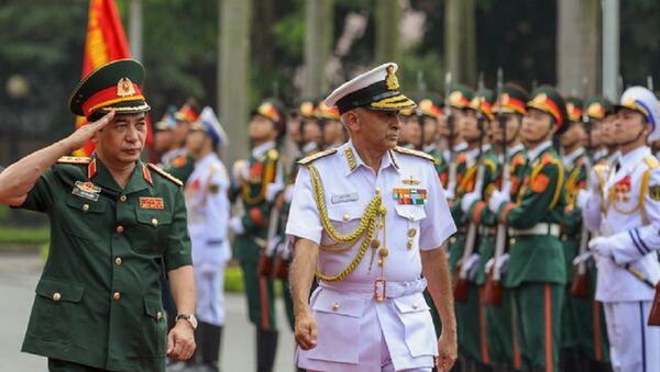 Thượng tướng Phan Văn Giang và Chủ tịch Ủy ban Tham mưu trưởng Ấn Độ duyệt đội danh dự - Sputnik Việt Nam