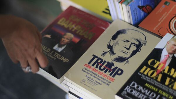 Sách về Tổng thống Hoa Kỳ Donald Trump tại một cửa hàng ở Hà Nội, Việt Nam - Sputnik Việt Nam