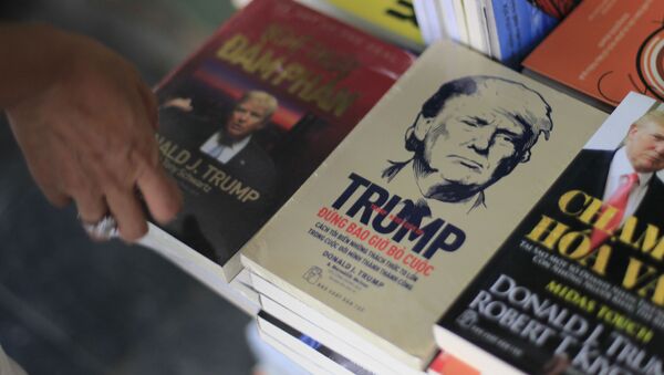 Sách về Tổng thống Hoa Kỳ Donald Trump tại một cửa hàng ở Hà Nội, Việt Nam - Sputnik Việt Nam