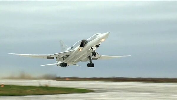 Máy bay Nga Tu-22M3 tấn công các điểm kiểm soát của IS* tại Syria - Sputnik Việt Nam