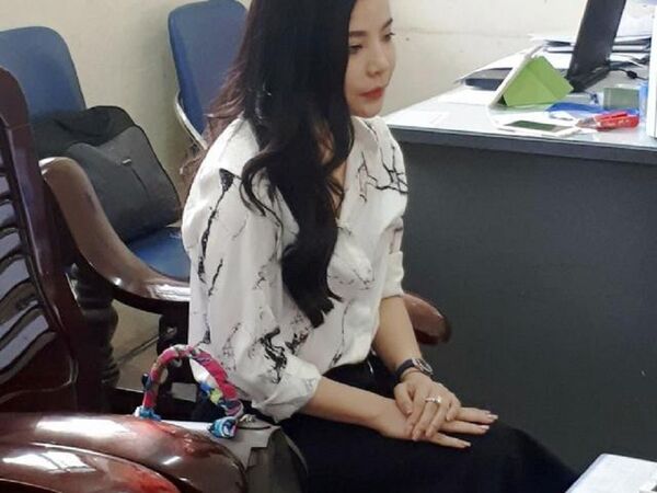 Hoa hậu, diễn viên, người mẫu nào quảng cáo cho bà chủ lô mỹ phẩm trị giá 11 tỷ đồng nghi giả? Ảnh bà Nguyễn Thu Trang làm việc tại cơ quan chức năng Hoa hậu, diễn viên, người mẫu nào quảng cáo cho bà chủ lô mỹ phẩm trị giá 11 tỷ đồng nghi giả? Ảnh bà Nguyễn Thu Trang làm việc tại cơ quan chức năng - Sputnik Việt Nam