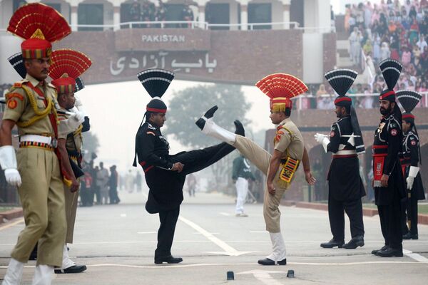Cảnh sát Pakistan và lính biên phòng Ấn Độ trong nghi lễ ở Wagah trên biên giới Pakistan-Ấn Độ - Sputnik Việt Nam