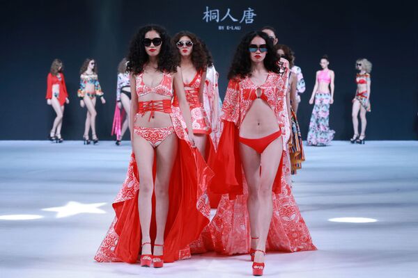 Người mẫu trình diễn bộ sưu tập của E.Lau tại Tuần lễ thời trang Trung Quốc ở Bắc Kinh - Sputnik Việt Nam