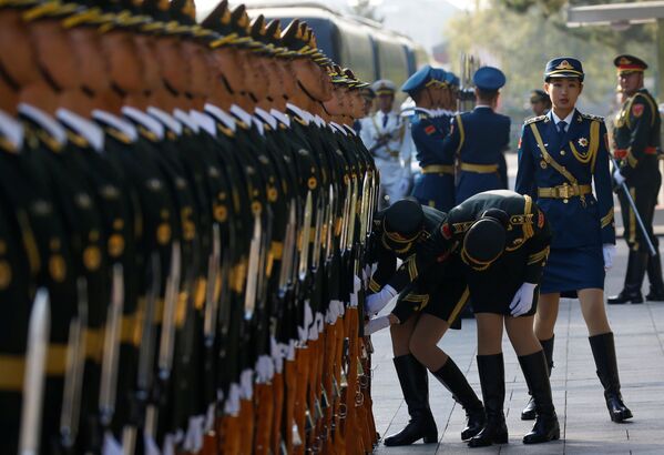 Đội cảnh vệ danh dự Trung Quốc chuẩn bị nghi lễ đón tiếp Thủ tướng Trung Quốc Lý Khắc Cường và Thủ tướng Nga Dmitry Medvedev ở Bắc Kinh - Sputnik Việt Nam