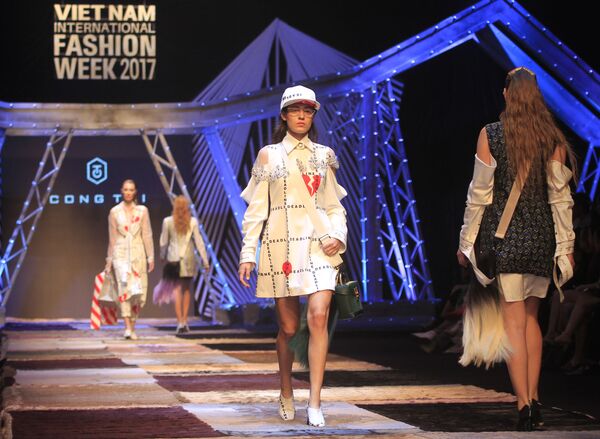 Модель демонстрирует изделие дизайнера Nguyen Cong Tri на Вьетнамской международной неделе моды в Ханое - Sputnik Việt Nam