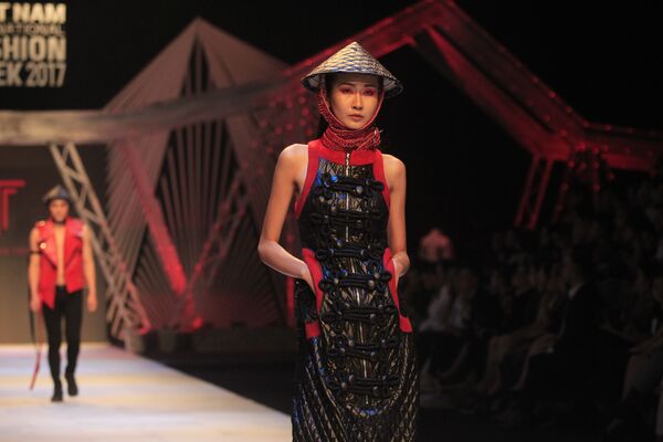 Модель представляет коллекцию дизайнера Nguyen Tien Truyen на Вьетнамской международной неделе моды в Ханое - Sputnik Việt Nam