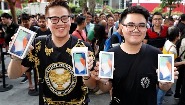 Первые покупатели iPhone X в магазине Apple в Сингапуре - Sputnik Việt Nam