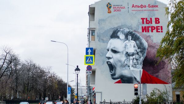 Граффити с изображением футболистов на фасаде московского дома в преддверии чемпионата мира 2018 года в России - Sputnik Việt Nam