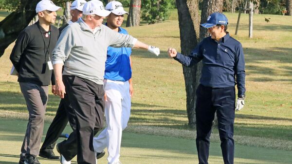 Các ông Trump và Abe đấu golf - Sputnik Việt Nam
