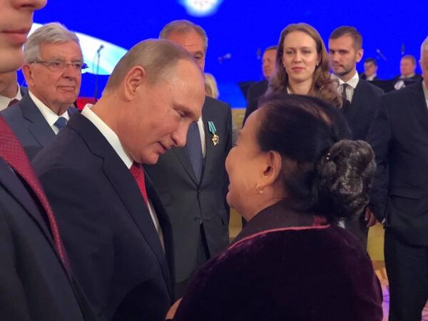 Bà Nguyễn Tuyết Minh và Tổng thống Nga Vladimir Putin - Sputnik Việt Nam