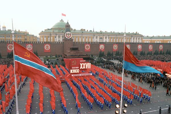 Phần trình diễn của các vận động viên thể thao trên Quảng trường Đỏ trong lễ kỷ niệm lần thứ 69 Cách mạng XHCN Tháng Mười Vĩ đại, năm 1986 - Sputnik Việt Nam