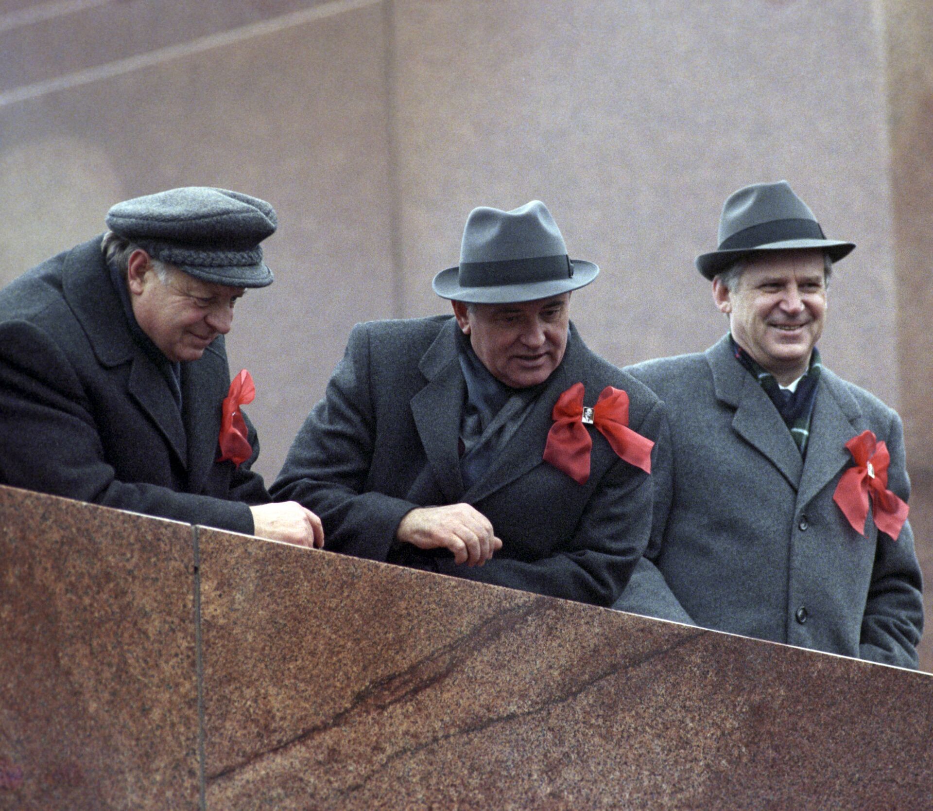 Tổng Bí thư BCH TƯ đảng Cộng sản Liên Xô Mikhail Gorbachev trên lễ đài Lăng Lenin tại Quảng trường Đỏ trong lễ kỷ niệm lần thứ 72 cuộc Cách mạng XHCN Tháng Mười Vĩ đại, năm 1989 - Sputnik Việt Nam, 1920, 01.09.2022