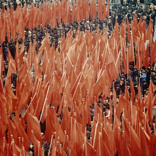 Cuộc tuần hành của quần chúng lao động trên Quảng trường Đỏ nhân kỷ niệm lần thứ 59 cuộc Cách mạng XHCN Tháng Mười Vĩ đại, năm 1976 - Sputnik Việt Nam
