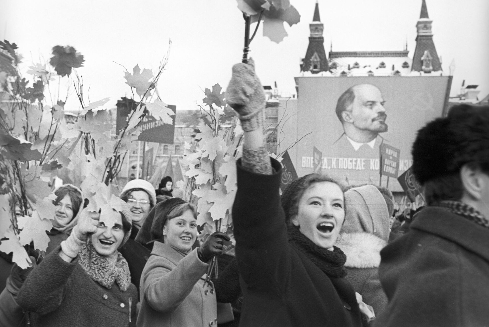 Lễ hội trên Quảng trường Đỏ kỷ niệm 52 năm Cách mạng XHCN Tháng Mười Vĩ đại, năm 1969 - Sputnik Việt Nam, 1920, 07.11.2021