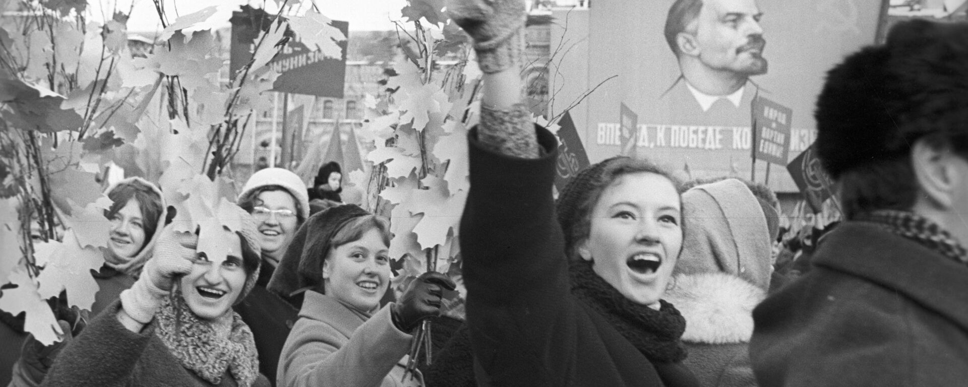 Lễ hội trên Quảng trường Đỏ kỷ niệm 52 năm Cách mạng XHCN Tháng Mười Vĩ đại, năm 1969 - Sputnik Việt Nam, 1920, 06.11.2022