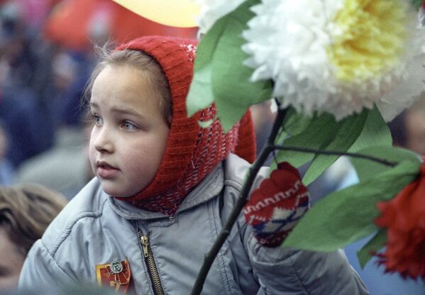 Bé gái với những bông hoa trong dòng tuần hành của quần chúng lao động trên Quảng trường Đỏ nhân kỷ niệm lần thứ 72 cuộc Cách mạng XHCN Tháng Mười Vĩ đại, năm 1989 - Sputnik Việt Nam