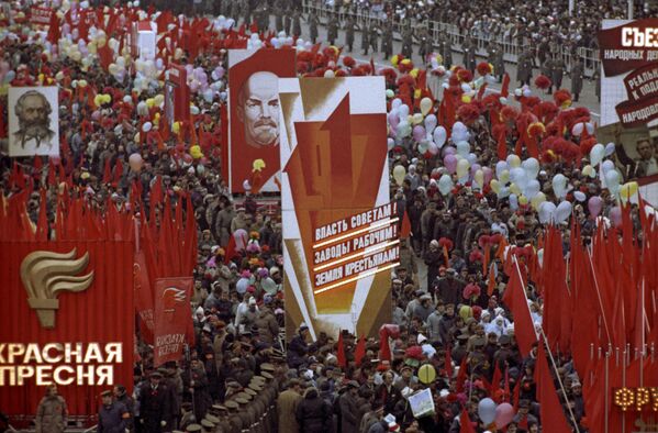 Cuộc tuần hành của quần chúng lao động trên Quảng trường Đỏ nhân kỷ niệm lần thứ 72 cuộc Cách mạng XHCN Tháng Mười Vĩ đại, năm 1989 - Sputnik Việt Nam