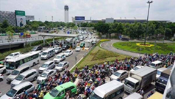 Có đến 70% xe 2 bánh và 62% xe 4 bánh lưu thông trên đường Trường Sơn nhưng lại không vào sân bay. - Sputnik Việt Nam
