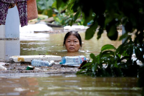 Người dân địa phương trên con đường ngập nước. - Sputnik Việt Nam