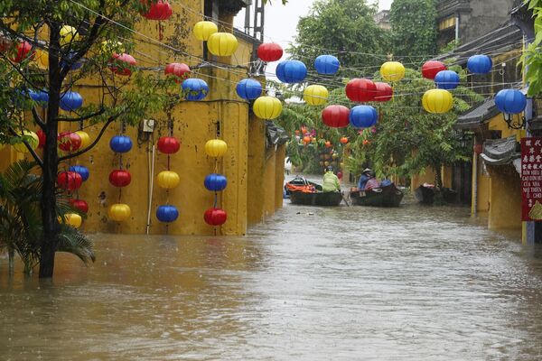 Dãy phố ngập lụt tại Hội An. - Sputnik Việt Nam