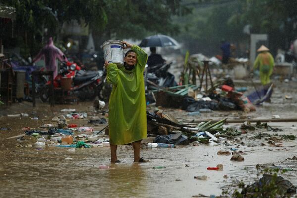 Những nơi nước đã rút, đường phố đã được dọn dẹp khỏi bùn lầy và rác. - Sputnik Việt Nam