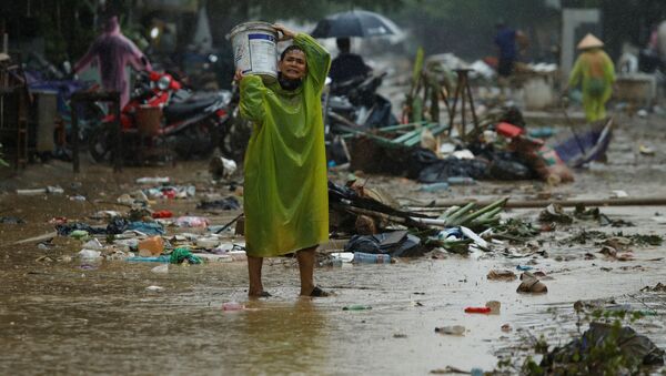 Những nơi nước đã rút, đường phố đã được dọn dẹp khỏi bùn lầy và rác. - Sputnik Việt Nam