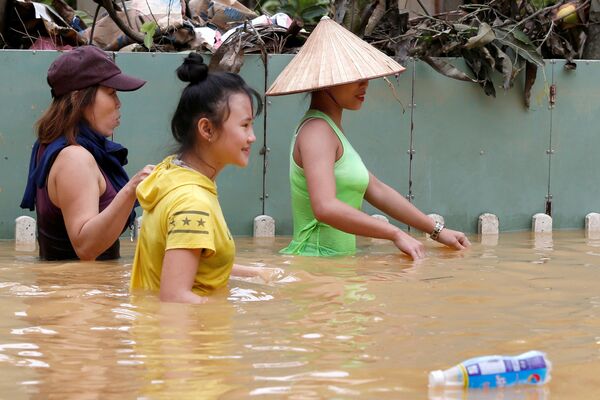 Những người đang vượt qua con đường ngập nước. - Sputnik Việt Nam