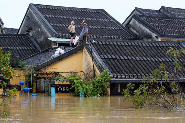 Người dân cố gắng tránh lũ lụt trên mái nhà - Sputnik Việt Nam