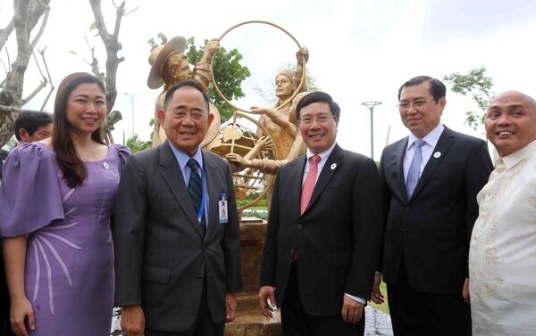 Phó Thủ tướng Chính phủ, Bộ trưởng Ngoại giao Phạm Bình Minh, Chủ tịch Ủy ban Quốc gia APEC 2017 với đại biểu các nền kinh tế thành viên APEC tại Công viên APEC. - Sputnik Việt Nam