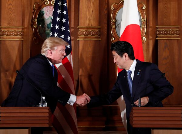 Thủ tướng Nhật Shinzo Abe và Tổng thống Hoa Kỳ Donald Trump ở Tokyo - Sputnik Việt Nam