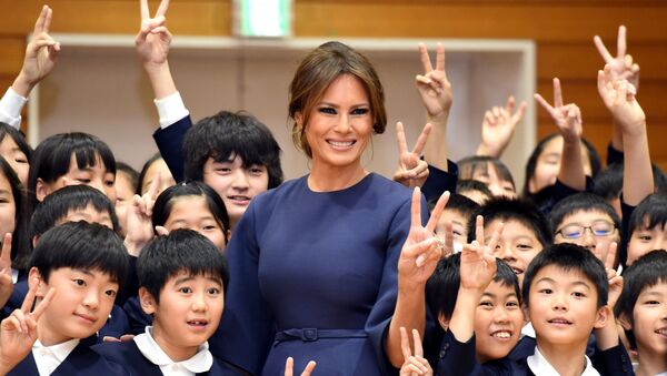 Đệ nhất phu nhân Mỹ Melania Trump  thăm trường học tiểu học tại Tokyo, Nhật Bản - Sputnik Việt Nam