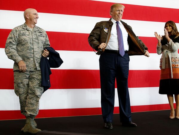 Tổng thống Hoa Kỳ Donald Trump tại căn cứ không quân Yokota, Nhật Bản - Sputnik Việt Nam