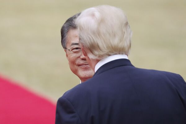 Tổng thống Hoa Kỳ Donald Trump và Tổng thống Nam Triều Tiên Moon Jae-in - Sputnik Việt Nam